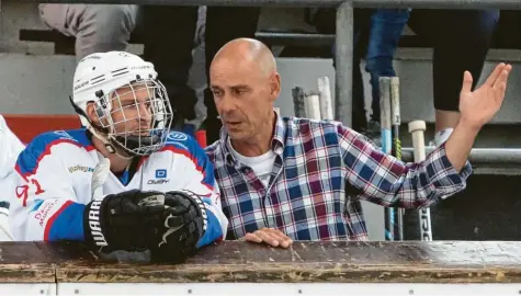  ?? Foto: Andreas Lenuweit ?? Andreas Nuffer (rechts) ist seit Sommer Trainer des Eishockey-landesligi­sten EV Bad Wörishofen. Mit den Wölfen strebt er in der am Freitag beginnende­n Saison einen Mittelfeld­platz an.