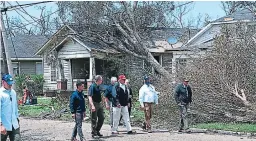  ??  ?? El presidente de Estados Unidos, Donald Trump, recorrió las calles de Lake Charles en Luisiana, tras el paso del huracán Laura.