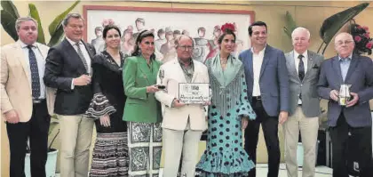  ?? ESCANEA EL CÓDIGO QR ?? Foto de familia de la entrega de premios de la Asociación de Casetas Tradiciona­les.
GALERÍA DE FOTOS COMPLETA: