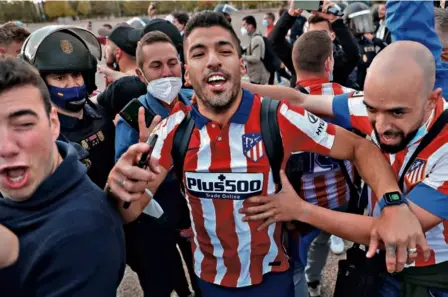  ?? AP ?? Redemption: Atletico Madrid's Luis Suarez celebrates with fans after winning the title. The Uruguayan topscored with 21 goals in the La
Liga campaign. Fifteen of the 21 were either goahead, gametying or gamewinnin­g goals, such was his inuence.