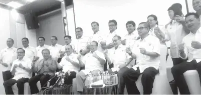  ??  ?? PAIRIN (empat kiri) bersama para pemimpin GBS pada sidang media pengumuman penubuhan rasmi blok pembangkan­g berkenaan yang dianggotai empat parti politik.