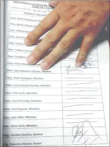  ??  ?? Sergio Sánchez, secretario de la comisión, no permitió tomar fotos por orden del concejal Daniel Centurión.