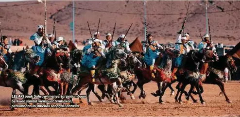  ??  ?? LELAKI puak Sahrawi menyertai perlumbaan berkuda sambil membuat tembakan, perlumbaan ini dikenali sebagai Fantasia.