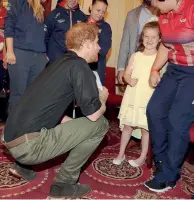  ??  ?? Η εξάχρονη Μάγια Τέρνερ συνομιλεί με τον πρίγκιπα Χάρι στην εναρκτήρια τελετή αθλητικής συνάντησης στο Λονδίνο.