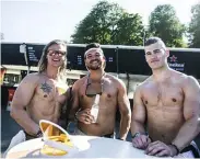  ??  ?? BART. Kompisarna Ricky Andersson, Andres Segur och Niclas Andersson stod upp för att bar överkropp är okej. ”Det är festival - det är så det ska vara” säger Ricky Andersson.