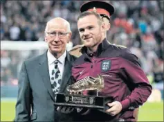  ??  ?? HOMENAJE. Rooney y Charlton, máximos goleadores de Inglaterra.