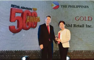  ??  ?? SM Retail received the Gold Award as the Philippine­s' Top Retailer during the recent Retail Asia-Pacific Top 500 Awards held recently at the Solaire Resort and Casino. Photo shows SM Retail Chairman Tessie Sy Coson receiving the award from Mr. Douglas...