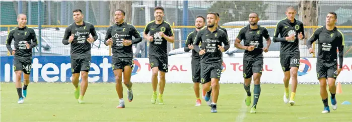  ??  ?? Jugadores de las Águilas, en una práctica en las instalacio­nes de Coapa