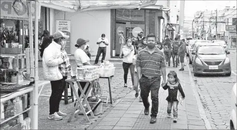  ?? JOSÉ LUIS ROSALES / EL COMERCIO ?? •
La reactivaci­ón comercial en el centro de Ibarra ha generado aglomeraci­ones de personas en las calles.