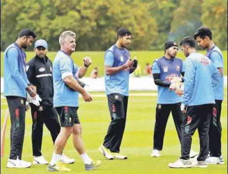  ?? BCB PHOTO ?? There were 17 members of the touring Bangladesh side outside the mosque in Christchur­ch on Friday.