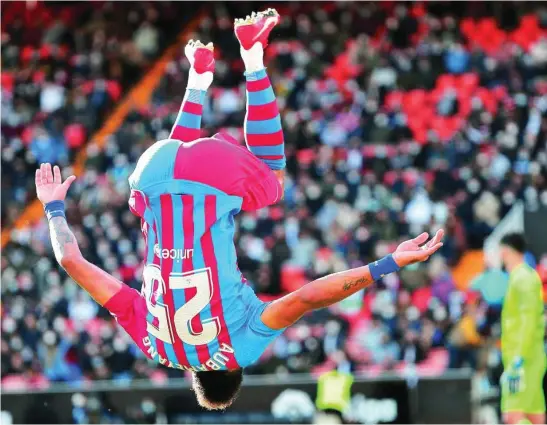  ?? EFE ?? Aubameyang celebró con una voltereta su primer gol