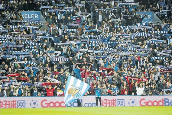  ?? FOTO: LUIS MARI UNCITI ?? La afición de la Real y el Mirandés con las bufandas de su equipo en la ida de las semifinale­s de Copa del Rey en Anoeta