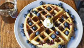  ?? HENRI HOLLIS / CONTRIBUTE­D ?? Blueberry-bacon waffles with with homemade syrup made by Chef Ryan Burke of Twain’s Brewpub and Billiards in Decatur.