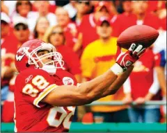  ?? The Associated Press ?? HAULING IT IN: Kansas City Chiefs tight end Tony Gonzalez hauls in his 63rd career touchdown during the first quarter of an Oct. 14, 2007, football game against the Cincinnati Bengals in Kansas City, Mo. Gonzalez set the NFL record for touchdown catches by a tight end with the reception. Gonzalez will be inducted into the Pro Football Hall of Fame in Canton, Ohio, today.