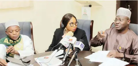  ??  ?? Dr. Muhammad Sanni (left); Dr. Omobolanle Olowu and President, Alumni Associatio­n of the National Institute(aani), Mr. Khaleel Bolaji at a press conference on the political health of the nation in Abuja… yesterday.