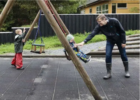  ??  ?? PASSER HVERANDRES BARN: – Barna går på veggene når de må vaere hjemme. Da er det bedre for dem å vaere her, forteller pappa Karl Trygve Druckrey-Fiskaaen.