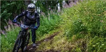  ??  ?? Baptême réussi pour le tout nouveau Lapierre Overvolt GLP de Nico Vouilloz, et revanche prise pour le décuple champion du monde, qui s’impose à Valberg trois ans après sa e place sur l’Enduro World Series du Portes du Mercantour. (Photo Yann Audax)