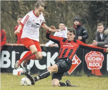  ?? FOTO: FLORIAN WOLF ?? Nach dem SV Fronhofen (rechts: Lukas Heinz) steht Tim Siegel mit dem SV Kressbronn beim FC Lindenberg vor dem nächsten Spiel gegen einen Bezirkslig­a-Aufsteiger.