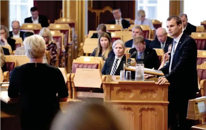  ?? FOTO: HÅKON MOSVOLD LARSEN, SCANPIX ?? LOKKAR KRF: – Regjeringa strekk ut ei hand til KrF og Kjell Ingolf Ropstad (til h.) ved å ta imot fleire kvoteflykt­ningar, men det skapar murring i Siv Jensens eige parti, skriv Morten Myksvoll.