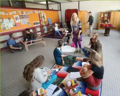  ?? FOTO KOEN FASSEUR ?? Briony Vanden Bussche bij de oprichting van een Vlinderwij­sschool in Berendrech­t in 2013.