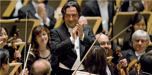  ??  ?? Sul podio Riccardo Muti, 75 anni, il 20 e il 21 gennaio tornerà alla Scala dopo anni di assenza. Il maestro, che dal 1986 al 2005 è stato direttore musicale del teatro milanese, dirigerà due concerti «evento»