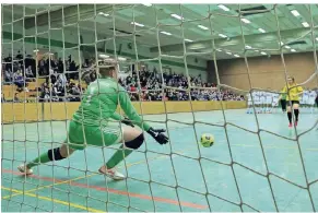  ?? FOTO: ANJA TINTER ?? Geschafft: Die von Manuel Donner (l.) trainierte­n Fußballeri­nnen des SV Hemmerden nach ihrem Sieg im Finale der Hallenkrei­smeistersc­haft in Gustorf. Duell vom Neunmeterp­unkt im Halbfinale: Michelle Stommel (SV Rosellen) scheitert an Michelle Vernaleken im Kasten der SG Kaarst.