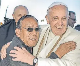  ?? EFE ?? Juntos. El obispo Toribio Ticona y Francisco, hace unos meses.