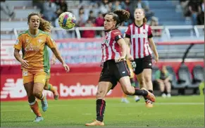  ?? FOTO: JUAN ECHEVERRÍA ?? Nerea Nevado marcó con este tiro el segundo gol al Betis la jornada pasada