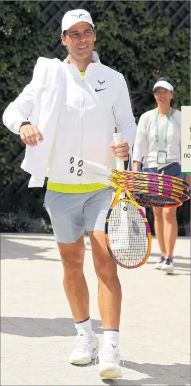  ?? ?? Rafa Nadal camina por Aorangi Park, en Wimbledon, camino de un entrenamie­nto.