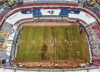  ?? Christian Palma / Associated Press ?? La foto desde el aire muestra el mal estado del césped del Estadio Azteca, el martes 13 de noviembre de 2018, día en que se le retiró a ese inmueble la sede de un partido de la NFL previsto para el próximo lunes.