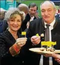  ??  ?? Landwirtsc­haftsminis­terin Birgit Keller kostet ein Stück Bratwurst.