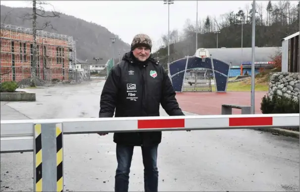  ??  ?? Daglig leder Roger Abusland i Lyngdal idrettslag ønsker at stadionvei­en åpnes fot trafikk til stadion på dagtid i anleggsper­ioden på den videregåen­de skolen.