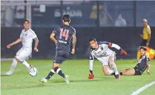  ?? CLÉBER MENDES ?? Oportunist­a, Cano marca o gol da vitória do Vasco, seu quinto no Brasileiro, após passe de Benítez (caído)