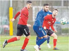  ?? FOTO: ROLF SCHULTES ?? Stürmer Rahman Soyudogru (Mitte) brachte Ravensburg gegen Spielberg mit 1:0 in Führung. Am Ende siegt der FV mit 2:0