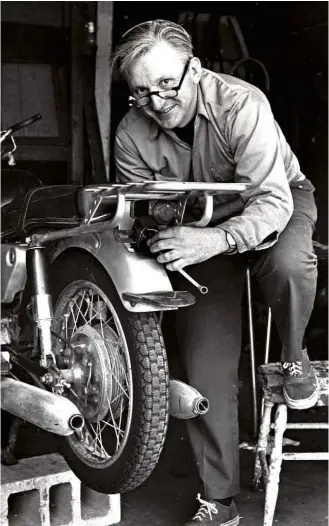  ?? William Morrow/Associated Press ?? O escritor Robert M. Pirsig trabalhand­o em uma motociclet­a em foto feita no ano de 1975