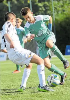  ?? BILD: ERIK HILLMER ?? Bloß nicht austanzen lassen: Die U 15 des JFV (weiße Trikots) setzte den Plan gegen Werder stark um.