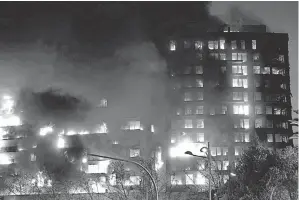  ?? — Gambar AFP ?? MUSNAH: Kebakaran besar memusnahka­n sebuah bangunan bertingkat di bandar pelabuhan Valencia di timur Sepanyol kelmarin.