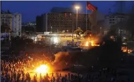  ?? Bilder: BULENT KILIC ?? TAKSIMTORG­ET. Turkisk polis angriper demonstran­ter med tårgas.