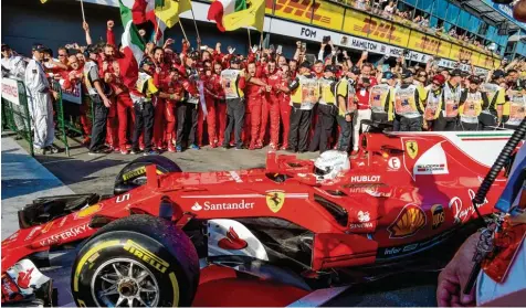  ?? Foto: Eibner ?? Nach dem Triumph von Melbourne jubeln die Mitglieder der Ferrari Crew dem siegreiche­n Deutschen Sebastian Vettel zu.