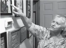  ??  ?? Eva Wheeler mostra le foto di cowboy della contea di Miami, in Texas. Tra loro anche suo marito e lei stessa, oggi pensionata 73enne dopo 30 anni di lavoro come infermiera.