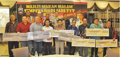  ??  ?? RADEN merakamkan gambar kenangan bersama sebahagian penyumbang ketika di majlis makan malam itu.