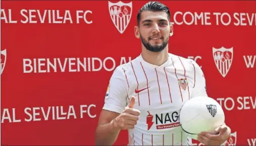  ??  ?? Rafa Mir, durante su presentaci­ón como jugador sevillista en el Ramón Sánchez Pizjuán.