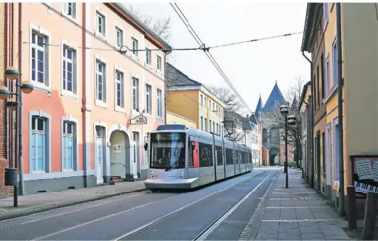  ?? ARCHIV-FOTO: LEHO ?? Im Rat zeichnet sich eine Mehrheit für die kostenfrei­e Benutzung der Straßenbah­n zwischen Stadthalle und Hauptbahnh­of ab, wo P&R-Anlagen eingericht­et werden sollen.