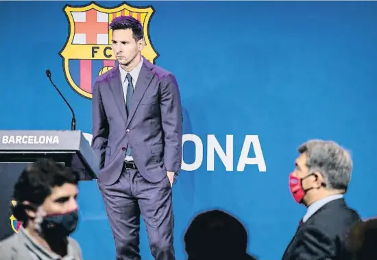  ?? XAVIER CERVERA ?? Lionel Messi amb la mirada perduda en presència de Joan Laporta el 8 d’agost, el dia de la seva roda de premsa de comiat del Barça