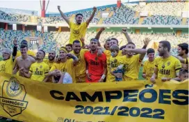  ?? ?? EUFORIA. Jogadores e os cerca de 10 mil adeptos que foram ao Municipal de Aveiro festejaram de forma efusiva a conquista do título que permite ao Beira-Mar regressar aos campeonato­s nacionais.