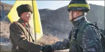  ?? XINHUA ?? An ROK soldier shakes hands with a DPRK soldier after the two countries agree to remove sentry posts in the DMZ.