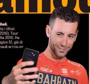  ??  ?? Vincenzo Nibali,33 anni, saluta i tifosi:2 Giri (2013-2016), Tour (2014) e Vuelta 2010. Ha il dorsale magico 51, già di Merckx e Hinault BETTINI-IPP