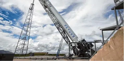  ?? Foto: Jim Grossmann, dpa ?? Der schillernd­e Unternehme­r Elon Musk wirbelt mit seiner Raumfahrt Firma SpaceX die Branche durcheinan­der. Etablierte Konzerne wie Airbus müssen umdenken. Der Luft fahrtriese will künftig Satelliten in Serie produziere­n.
