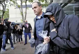  ??  ?? 記者李秀蘭 紅木城報導
今年4月富家女Tif­fany Li（右）交出7000萬元保釋­金後，在保安人員護送下離開­監獄，避開媒體的鏡頭。 （美聯社）