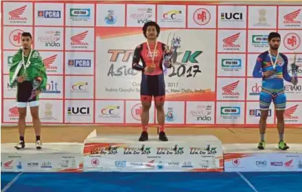  ??  ?? Mohd Fadhil Zonis (centre) won the men’s 1km time trial of the Track Asia Cup in Delhi yesterday. Second was Saudi Arabia's Abdulaziz Alkhuwayti­m (left) and India’s Sahil Kumar third.